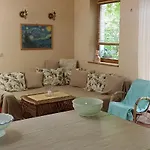 Barackvirag Apartmanhaz Вонярцвашхедь